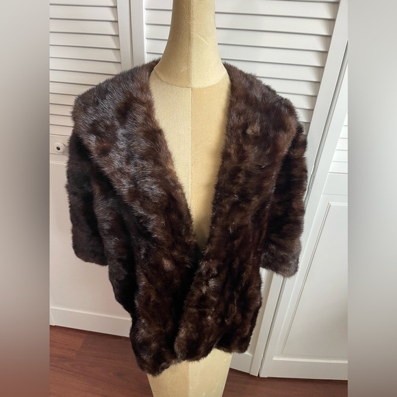 Vintage LLoyd’s / Oleg Cassini Mink Fur Shawl Cape - Picture 5 of 9